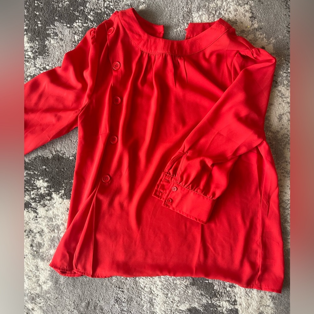 NWT red button detail top